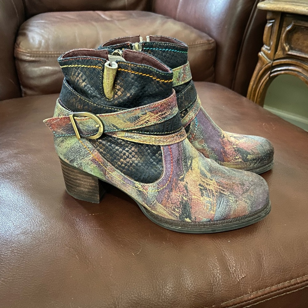 Unique L’Atiste boots size 6.